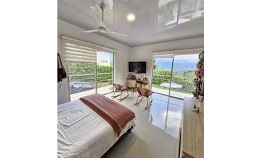 En Venta Casa Campestre con Piscina y Jacuzzi, Conjunto Cerrado