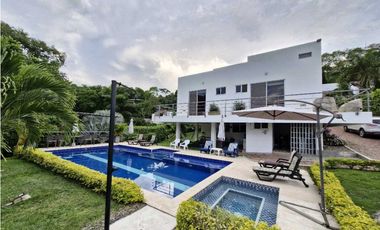 En Venta Casa Campestre con Piscina y Jacuzzi, Conjunto Cerrado