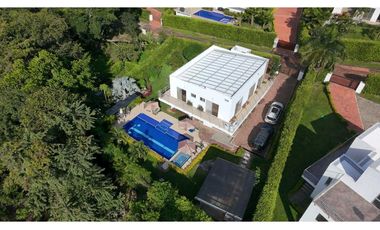 En Venta Casa Campestre con Piscina y Jacuzzi, Conjunto Cerrado