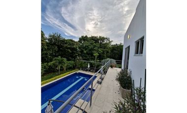 En Venta Casa Campestre con Piscina y Jacuzzi, Conjunto Cerrado