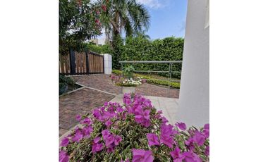 En Venta Casa Campestre con Piscina y Jacuzzi, Conjunto Cerrado