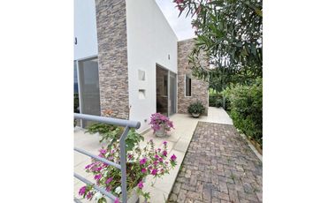 En Venta Casa Campestre con Piscina y Jacuzzi, Conjunto Cerrado