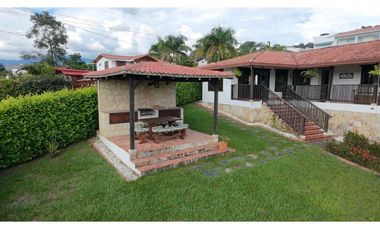 En Venta Casa Campestre en Conjunto 713 m2 con Piscina Pequeña