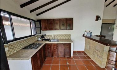 En Venta Casa Campestre en Conjunto 713 m2 con Piscina Pequeña