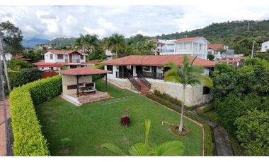 En Venta Casa Campestre en Conjunto 713 m2 con Piscina Pequeña