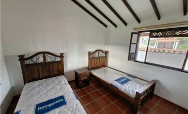 En Venta Casa Campestre en Conjunto 713 m2 con Piscina Pequeña