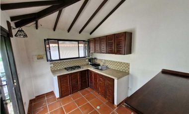 En Venta Casa Campestre en Conjunto 713 m2 con Piscina Pequeña
