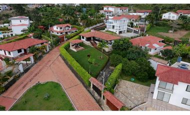 En Venta Casa Campestre en Conjunto 713 m2 con Piscina Pequeña
