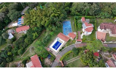 En Venta Casa Campestre en Conjunto 713 m2 con Piscina Pequeña