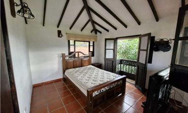 En Venta Casa Campestre en Conjunto 713 m2 con Piscina Pequeña