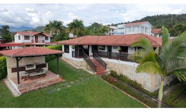 En Venta Casa Campestre en Conjunto 713 m2 con Piscina Pequeña