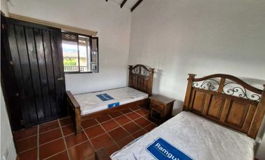 En Venta Casa Campestre en Conjunto 713 m2 con Piscina Pequeña