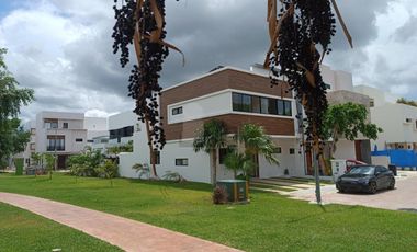 Casa Venta en esquina en Residencial Arbolada de 3 recs y 2.5 baños Cancun Quintana Roo