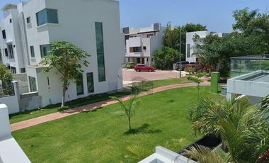 Casa Venta en esquina en Residencial Arbolada de 3 recs y 2.5 baños Cancun Quintana Roo