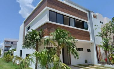 Casa Venta en esquina en Residencial Arbolada de 3 recs y 2.5 baños Cancun Quintana Roo