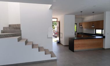 Casa Venta en esquina en Residencial Arbolada de 3 recs y 2.5 baños Cancun Quintana Roo