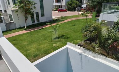 Casa Venta en esquina en Residencial Arbolada de 3 recs y 2.5 baños Cancun Quintana Roo