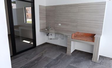 Casa Venta en esquina en Residencial Arbolada de 3 recs y 2.5 baños Cancun Quintana Roo