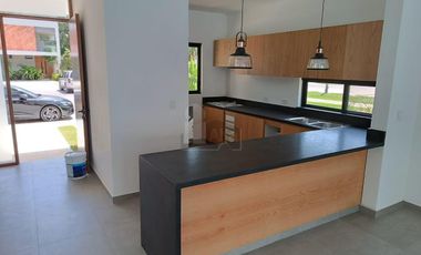Casa Venta en esquina en Residencial Arbolada de 3 recs y 2.5 baños Cancun Quintana Roo