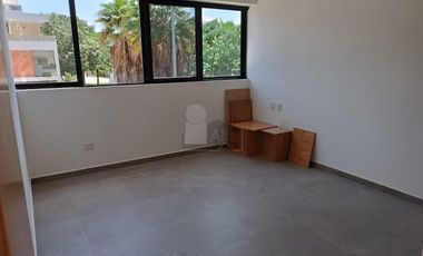 Casa Venta en esquina en Residencial Arbolada de 3 recs y 2.5 baños Cancun Quintana Roo