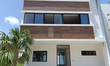 Casa Venta en esquina en Residencial Arbolada de 3 recs y 2.5 baños Cancun Quintana Roo