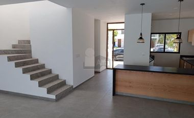 Casa Venta en esquina en Residencial Arbolada de 3 recs y 2.5 baños Cancun Quintana Roo
