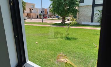 Casa Venta en esquina en Residencial Arbolada de 3 recs y 2.5 baños Cancun Quintana Roo