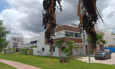 Casa Venta en esquina en Residencial Arbolada de 3 recs y 2.5 baños Cancun Quintana Roo