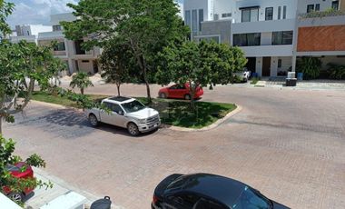 Casa Venta en esquina en Residencial Arbolada de 3 recs y 2.5 baños Cancun Quintana Roo