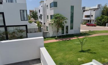 Casa Venta en esquina en Residencial Arbolada de 3 recs y 2.5 baños Cancun Quintana Roo