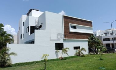 Casa Venta en esquina en Residencial Arbolada de 3 recs y 2.5 baños Cancun Quintana Roo