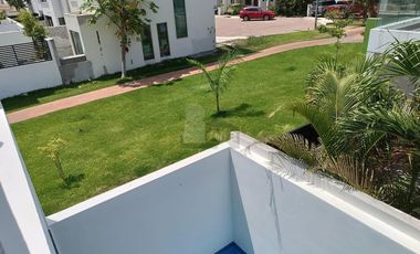 Casa Venta en esquina en Residencial Arbolada de 3 recs y 2.5 baños Cancun Quintana Roo