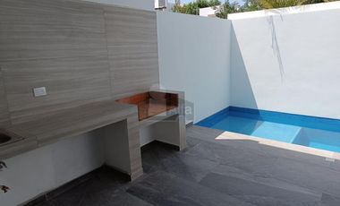 Casa Venta en esquina en Residencial Arbolada de 3 recs y 2.5 baños Cancun Quintana Roo