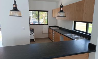 Casa Venta en esquina en Residencial Arbolada de 3 recs y 2.5 baños Cancun Quintana Roo