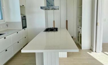 Casa a la laguna central en Marinas Puertos del Lago Escobar