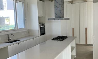 Casa a la laguna central en Marinas Puertos del Lago Escobar