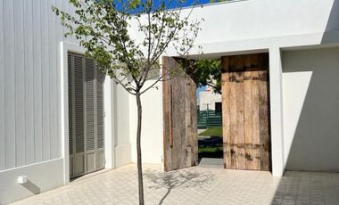 Casa a la laguna central en Marinas Puertos del Lago Escobar