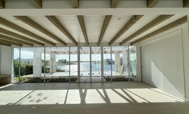 Casa a la laguna central en Marinas Puertos del Lago Escobar