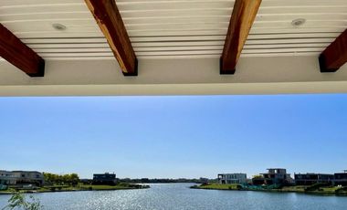 Casa a la laguna central en Marinas Puertos del Lago Escobar