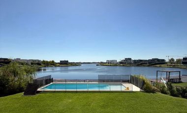 Casa a la laguna central en Marinas Puertos del Lago Escobar
