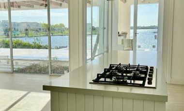 Casa a la laguna central en Marinas Puertos del Lago Escobar