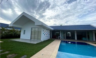 VENTA/ARRIENDO CASA CAMPESTRE UN  PISO PALMA REAL    VILLAVICENCIO