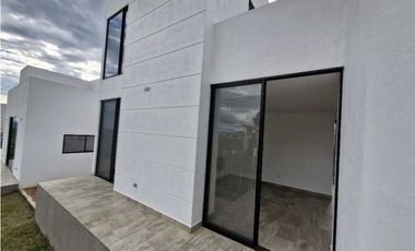 En Venta Casa Urbana 202 m2, Urbanización Cerrada La Mesa Cundinamarca
