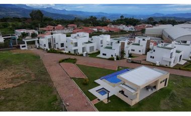 En Venta Casa Urbana 202 m2, Urbanización Cerrada La Mesa Cundinamarca