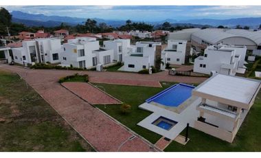 En Venta Casa Urbana 202 m2, Urbanización Cerrada La Mesa Cundinamarca