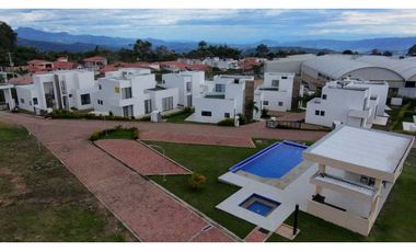 En Venta Casa Urbana 202 m2, Urbanización Cerrada La Mesa Cundinamarca