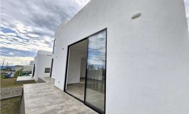 En Venta Casa Urbana 202 m2, Urbanización Cerrada La Mesa Cundinamarca