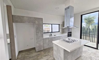 En Venta Casa Urbana 202 m2, Urbanización Cerrada La Mesa Cundinamarca