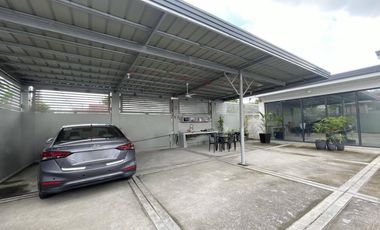 FOR SALE MODERN ELEGANT RETIREMENT HOME WITH SPACEOUS BACKYARD NEAR THE VALLEYS