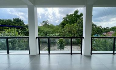 FOR SALE MODERN ELEGANT RETIREMENT HOME WITH SPACEOUS BACKYARD NEAR THE VALLEYS